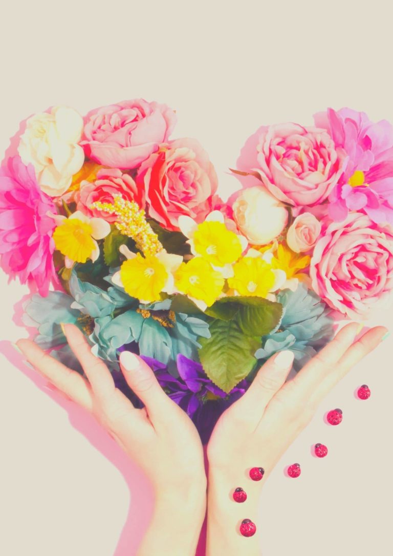 main tenant un bouquet de fleurs